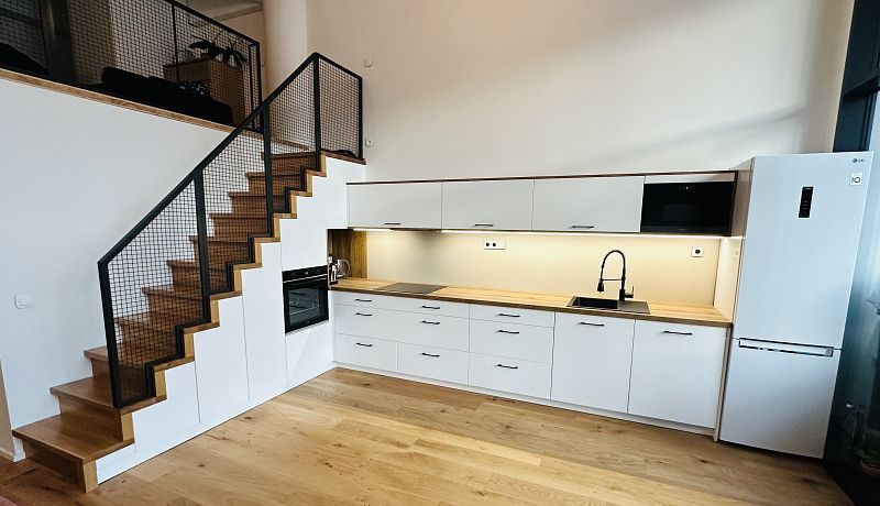 Zářivě bílá kuchyně na míru, kde se setkává elegance a praktičnost instalována - projekt PARVI Cibulka