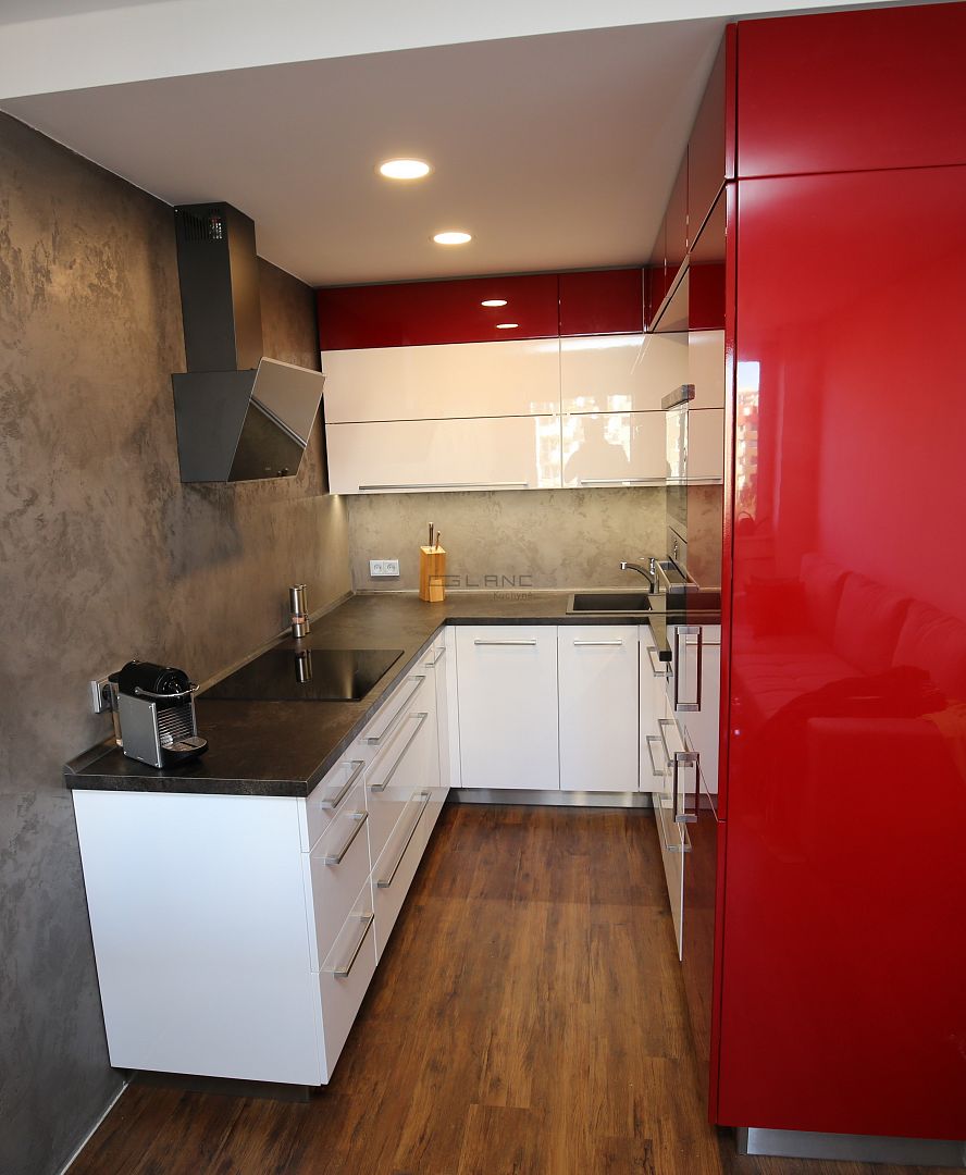 Nápaditá červeno-bílá kuchyně na míru