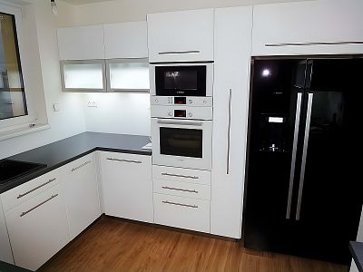 Centrální prvek kuchyně na míru od Glanc Kuchyně: elegantní černá americká lednice