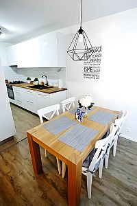 Elegance a minimalismus: Bílá lesklá dvouřadá kuchyň od Glanc Kuchyně.