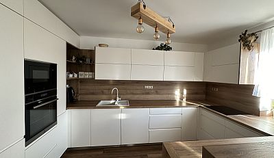 Glanc Kuchyně -Luxusní  vanilková kuchyně s barovým pultem, kuchyně na míru, kuhcyně do tvaru"G", rustikální světlo