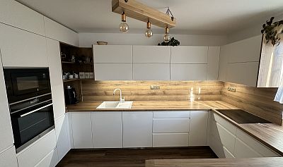 Glanc Kuchyně - Moderní vanilková kuchyně, led osvětlení v kuchyni.