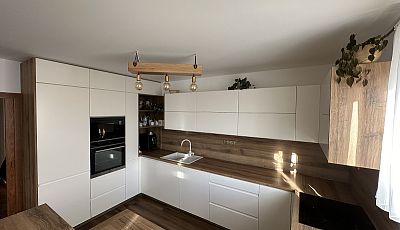 Glanc Kuchyně - Moderní vanilková kuchyně s barovým pultem, kuchyně na míru, dřez Blanco, kuchyně na zakázku 
