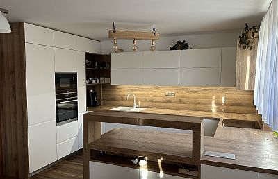 Glanc Kuchyně - Moderní vanilková kuchyně s barovým pultem, kuchyně na míru, moderně řešený barový pult 