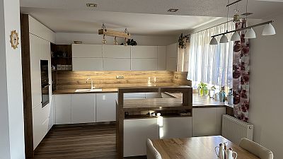 Glanc Kuchyně - Moderní vanilková kuchyně s barovým pultem, kuchyně na míru, trouba a mokrovlnná trouba ve výšce