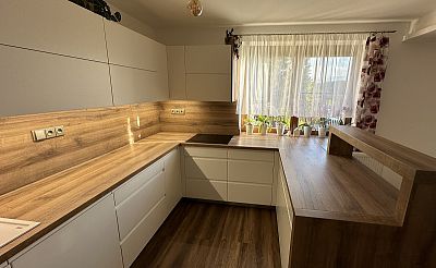 Glanc Kuchyně - Rustikální styl vanilková kuchyně, detail masivní bočnice, kuhcyně na zakázku, návrh kuchyně zdarma.