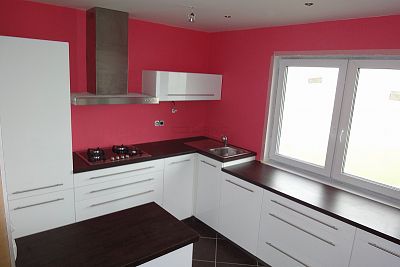 Glanc Kuchyně růžová stěna