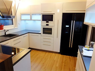 Glanc Kuchyně: Úložné prostory ve vysokých skříních v kuchyni na zákazku