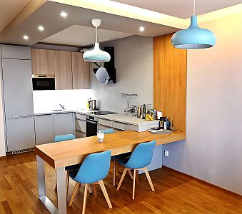 Perlová šedá elegance od Glanc Kuchyně: Matně lakovaná kuchyň s moderním designem.