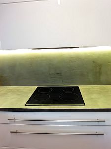 Výklopná digestoř pro efektivní odvod par v kuchyni s varnou deskou
