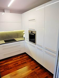 Zabudovaná trouba Bosche a lednice v designové kuchyni od Glanc Kuchyně