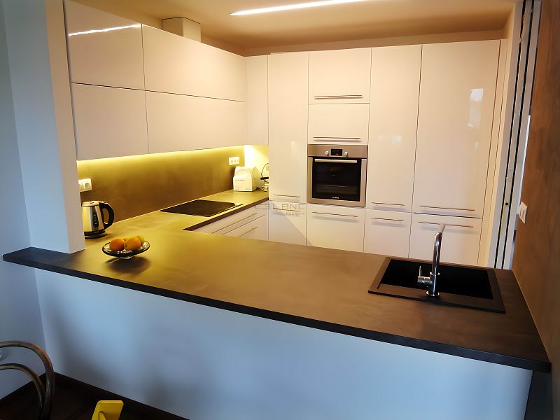 50 - designová kuchyň ve tvaru U