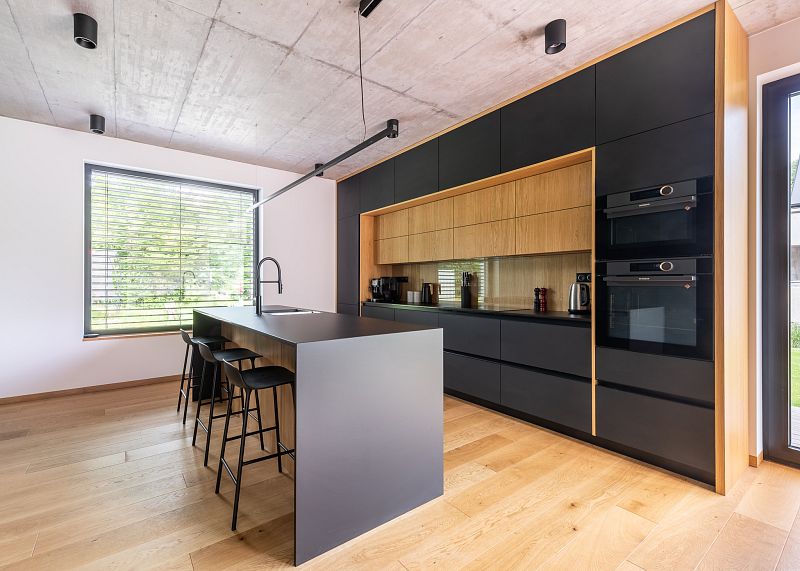 Moderní matná černá kuchyně s dřevěnými akcenty a luxusními spotřebiči